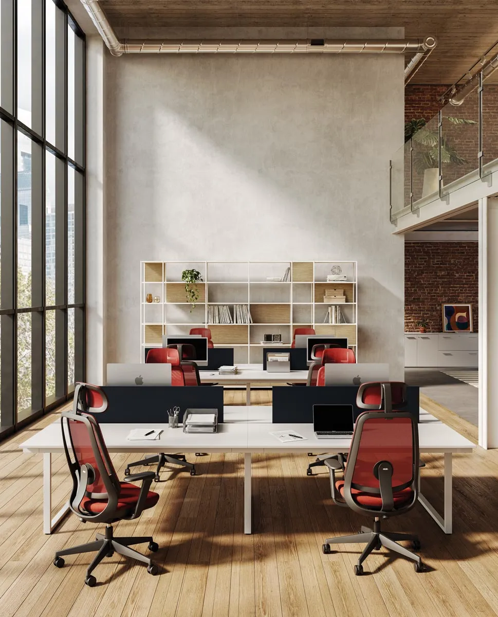 Sedie ufficio Areca con schienale in rete rossa e poggiatesta, su scrivanie bench in un loft