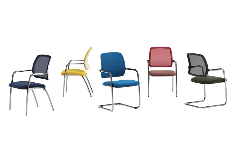 Cinque configurazioni della sedia ufficio fissa Charlize: schienale in rete o tessuto, telaio a 4 gambe o a slitta, in blu, giallo, azzurro, rosso e nero