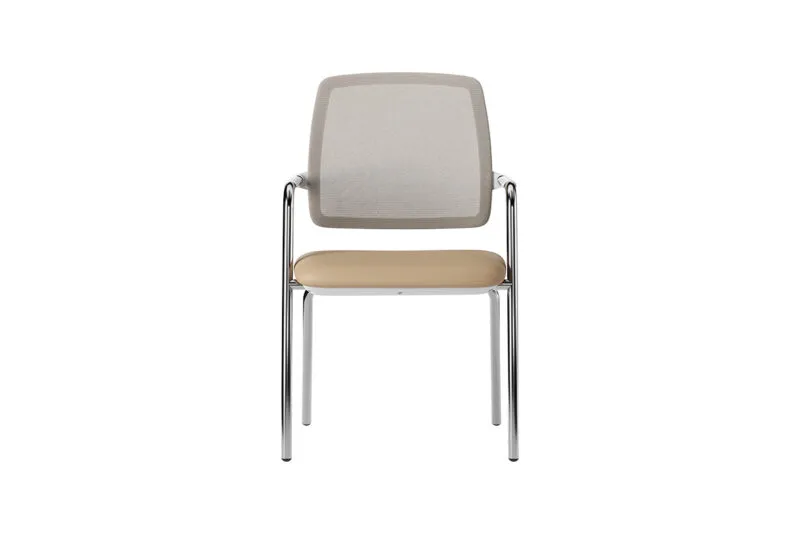 Charlize White con schienale in rete grigio chiaro, sedile beige e telaio cromato a 4 gambe, vista frontale