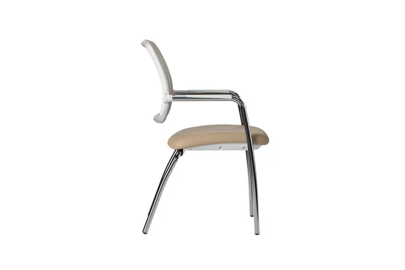 Charlize White, sedia ufficio fissa con sedile beige, braccioli e 4 gambe in acciaio cromato, vista laterale