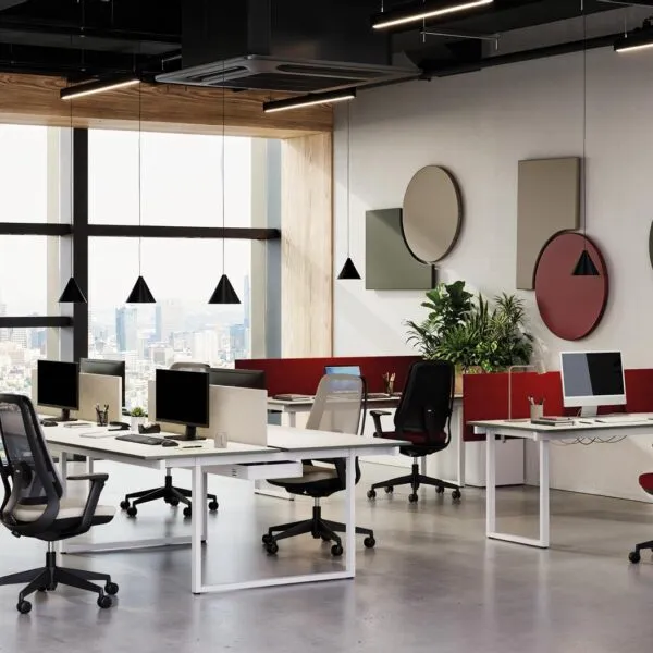 Collection Areca : chaises de bureau ergonomiques design en résille beige et noire et en tissu rouge, autour de bureaux bench dans un open space avec vue sur la ville