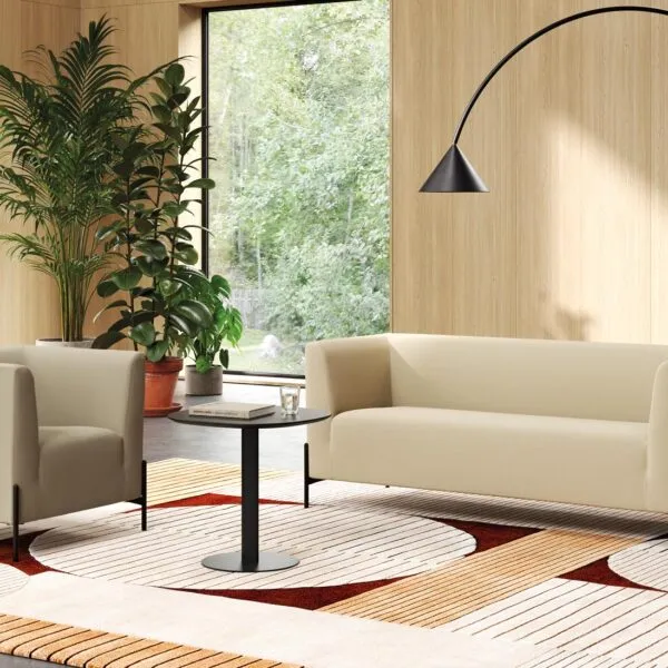 Clint, fauteuil d'accueil et canapé trois places en tissu beige, pieds noirs en acier, dans un espace lounge aux murs en bois