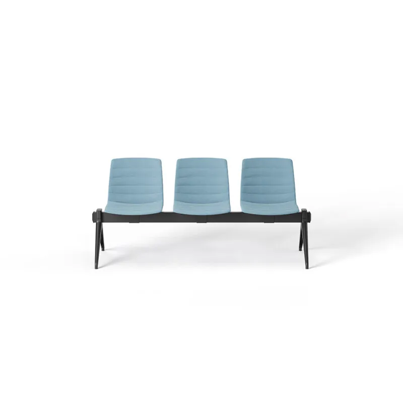 Panca imbottita sala d'attesa Yo Strip Bench a 3 posti con cuciture orizzontali e rivestimento sfoderabile in tessuto azzurro, barra in acciaio verniciato nero e gambe a V rovesciata, vista frontale su sfondo bianco