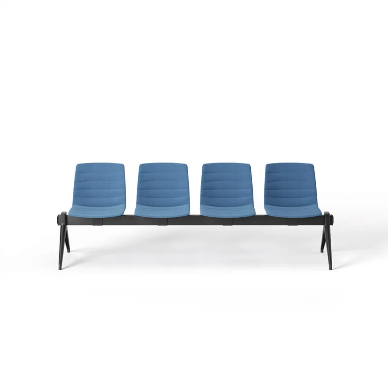 Panca imbottita sala d'attesa Yo Strip Bench a 4 posti con cuciture orizzontali e rivestimento sfoderabile in tessuto blu, barra in acciaio verniciato nero e gambe a V rovesciata, vista frontale su sfondo bianco