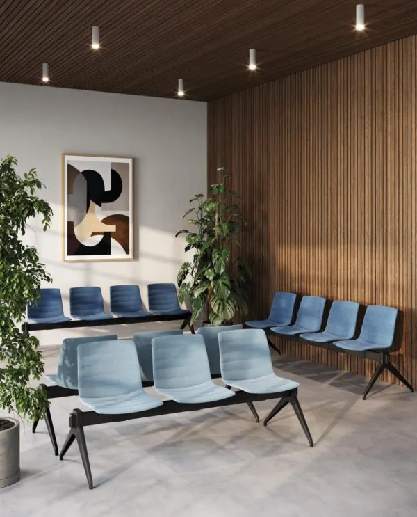 Banquettes salle d'attente Yo Strip Bench avec coutures horizontales et housse déhoussable en tissu bleu clair et bleu, pieds en V inversé noirs, dans une salle d'attente avec murs en lattes de bois, Frezza