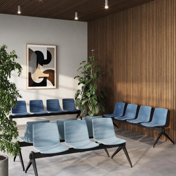 Panche imbottite sala d'attesa Yo Strip Bench con cuciture orizzontali e rivestimento sfoderabile in tessuto azzurro e blu, gambe a V rovesciata nere, in una sala d'attesa con boiserie in legno Frezza