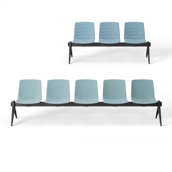 Due panche imbottite sala d'attesa su sfondo bianco: Yo Strip Bench a 3 posti con cuciture orizzontali e Yo Upholstered Bench a 5 posti, rivestite in tessuto azzurro, barra in acciaio e gambe a V rovesciata nere