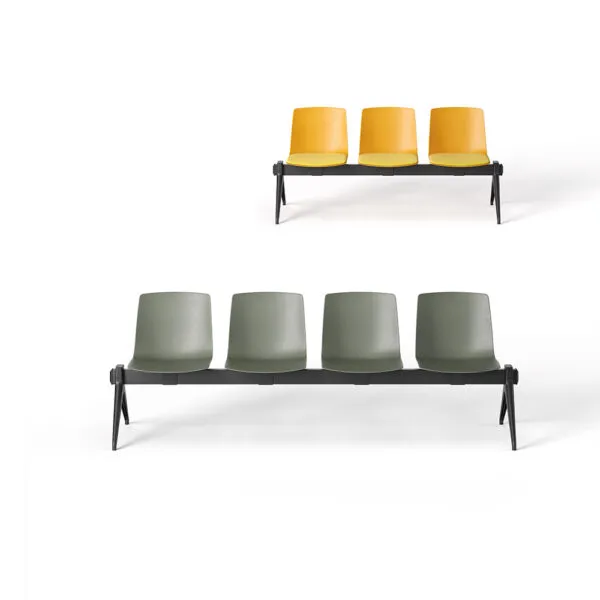 Deux bancs salle d'attente Yo Plastic Bench sur fond blanc : 3 places en polypropylène jaune avec coussins et 4 places en polypropylène gris, poutre en acier et pieds en V inversé noirs