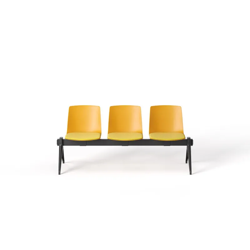 Banc salle d'attente Yo Plastic Bench 3 places, coques en polypropylène jaune avec coussins d'assise, poutre en acier peint noir et pieds en V inversé, vue de face sur fond blanc
