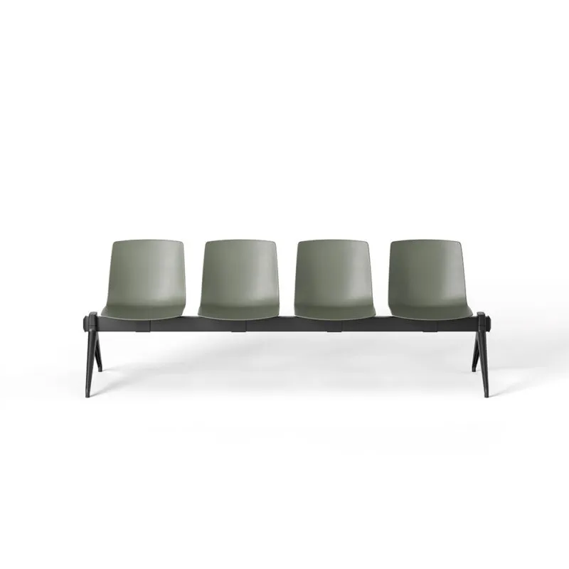 Banc salle d'attente Yo Plastic Bench 4 places, coques en polypropylène gris, poutre en acier peint noir et pieds en V inversé, vue de face sur fond blanc