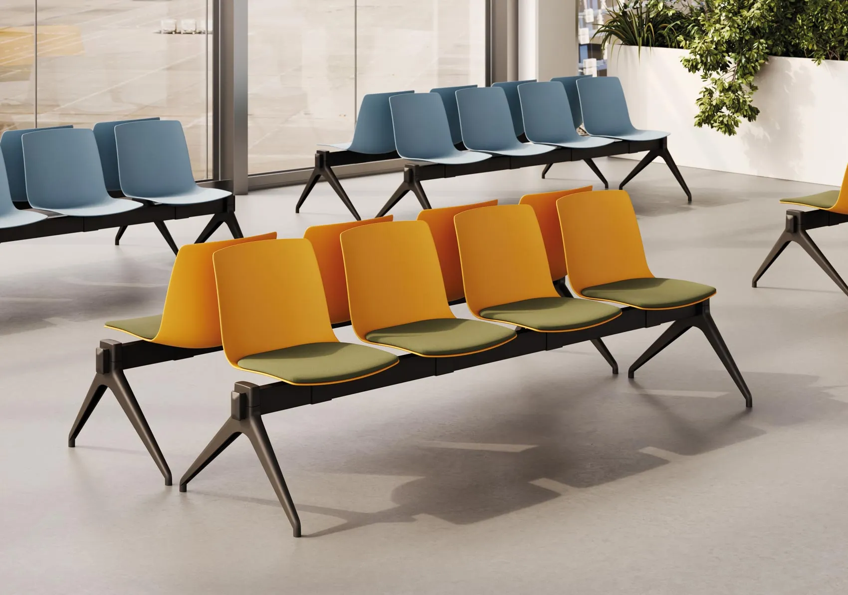 Banc salle d'attente Yo Plastic Bench 5 places, coques en polypropylène orange avec coussins verts et pieds en V inversé noirs, dans un espace d'attente Frezza