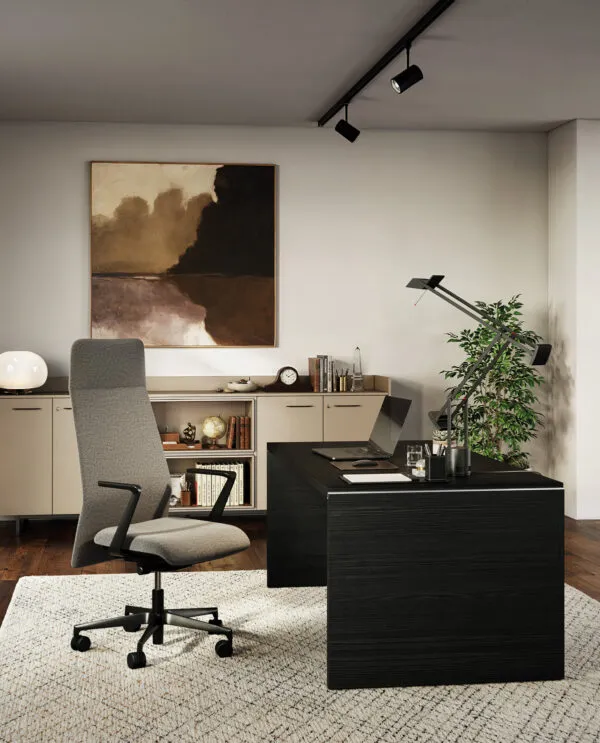 Sedia ufficio pelle o tessuto Deva Premium con schienale alto grigio e base nera, in un ufficio direzionale Frezza