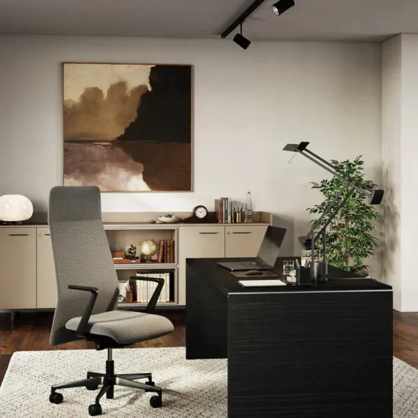 Sedia ufficio pelle o tessuto Deva Premium con schienale alto grigio e base nera, in un ufficio direzionale Frezza