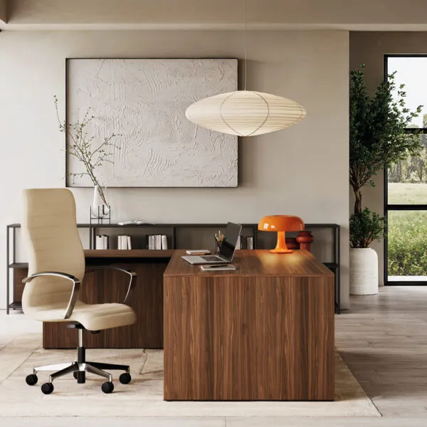 Collection Florence : fauteuil à dossier haut en simili-cuir blanc dans un bureau avec un plateau en noyer