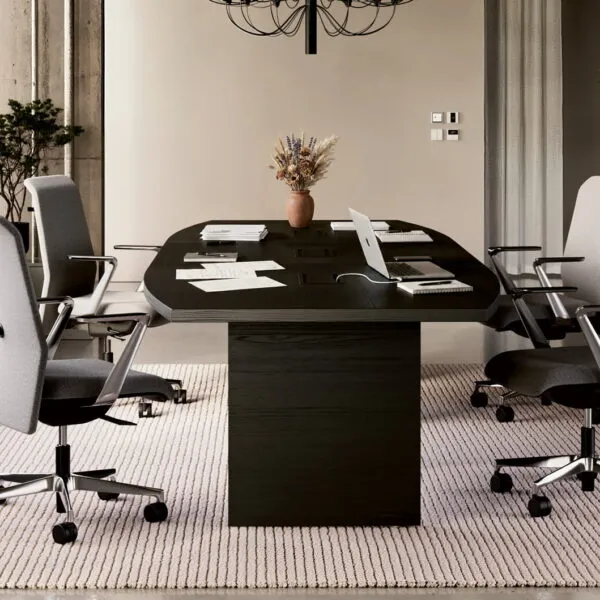 Fauteuil de bureau cuir ou tissu Deva Premium à dossier mi-haut en tissu gris, autour d'une table de réunion Frezza