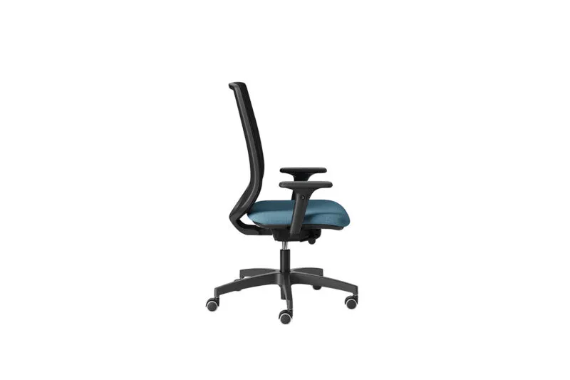 Viggo, sedia ergonomica ufficio 8 ore vista di profilo: schienale medio in rete nero, sedile in tessuto azzurro, braccioli multiregolabili e base a cinque razze in nylon nero