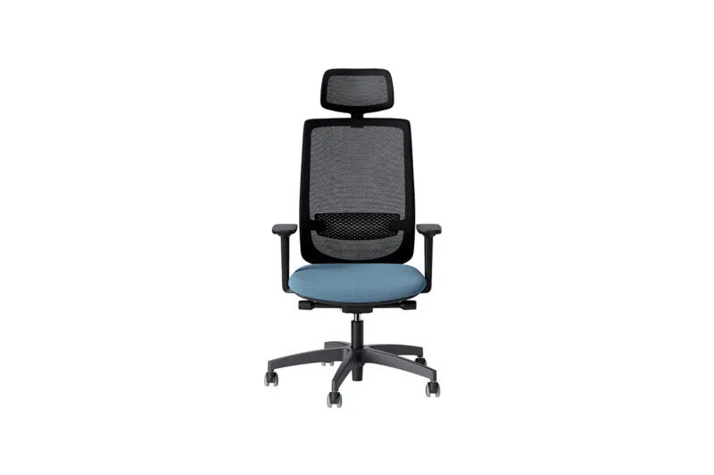 Viggo, sedia ergonomica ufficio 8 ore con poggiatesta integrato in rete, schienale nero, sedile imbottito in tessuto azzurro e base a cinque razze in nylon nero, vista frontale