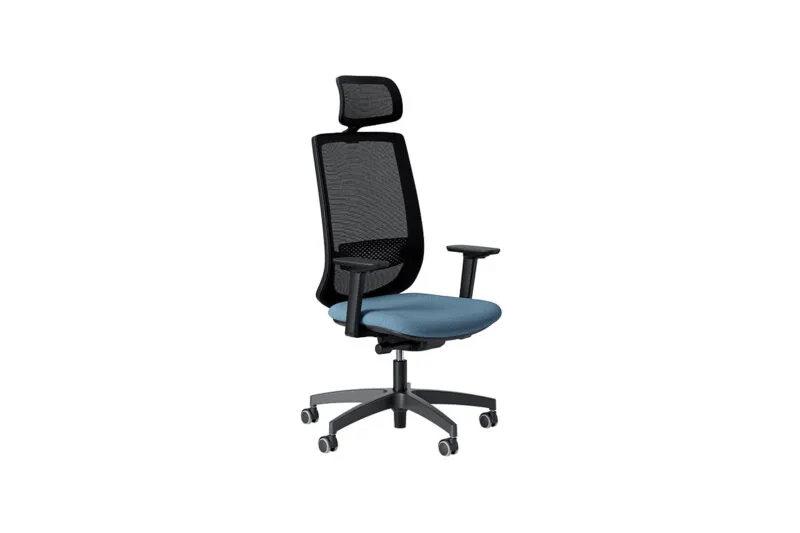 Viggo, sedia ergonomica ufficio 8 ore con poggiatesta in rete, schienale nero, sedile in tessuto azzurro, braccioli regolabili e base in nylon nero, vista di tre quarti