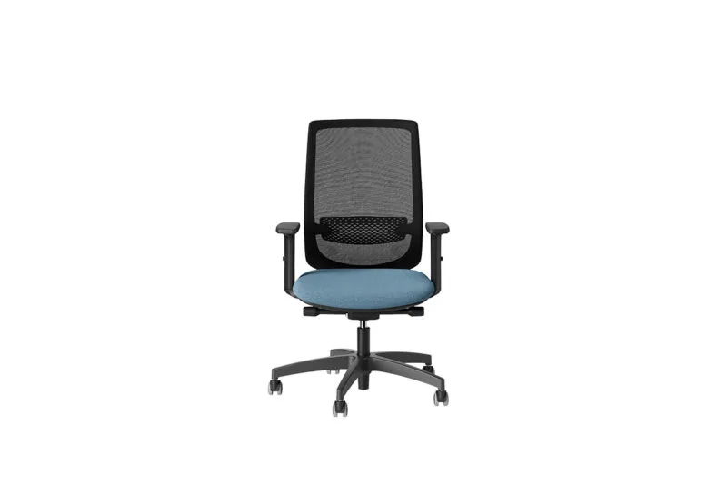 Viggo, sedia ergonomica ufficio 8 ore con schienale medio in rete nero, sedile imbottito in tessuto azzurro, braccioli regolabili e base a cinque razze in nylon nero, vista frontale
